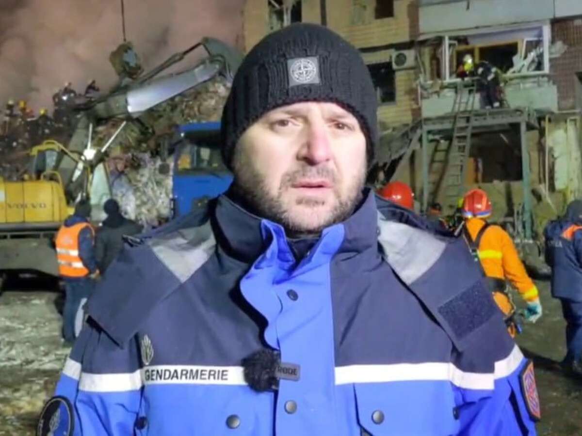 Ракетный удар по Днепру. Как разбирают завалы на месте разрушенной ...