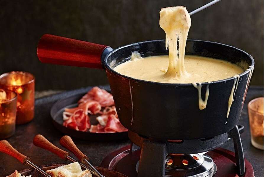 Сырное фондю: нежно, вкусно, аппетитно