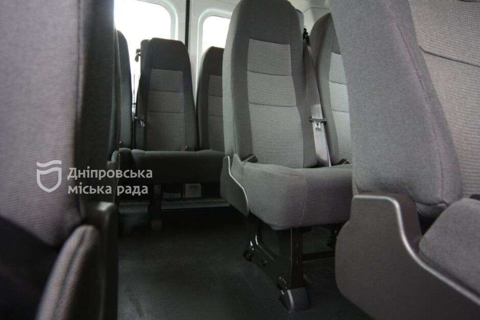 Школи Дніпра отримали два мікроавтобуси від міста-побратима Кельна (фото)