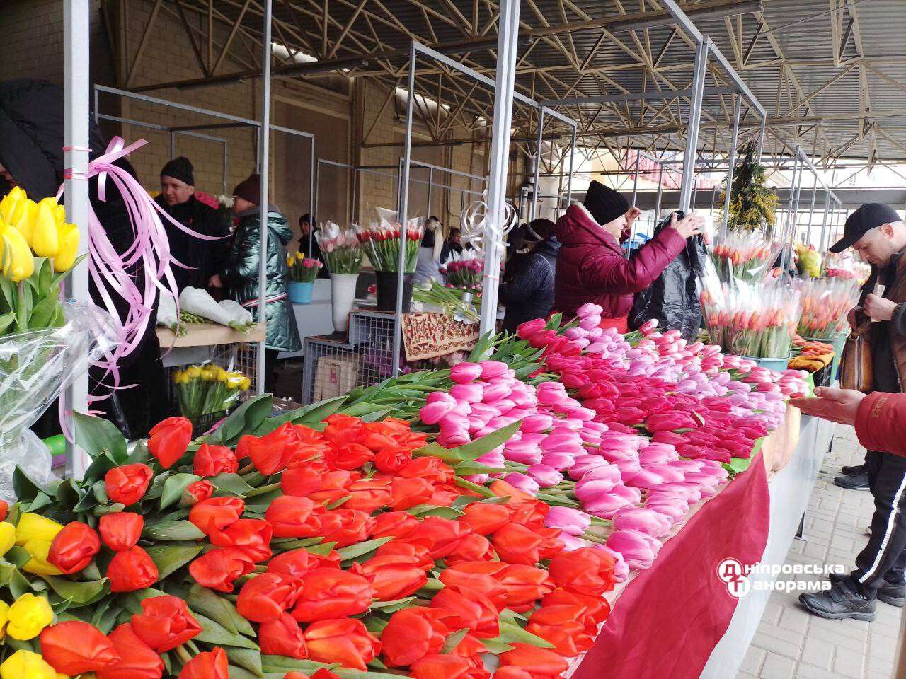 Сколько стоят цветы на Озерке в Днепре накануне 8 марта - новости ...