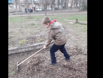 діти почистили клумбу
