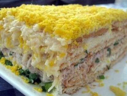 tort-salat-s-syrom-i-krekerom