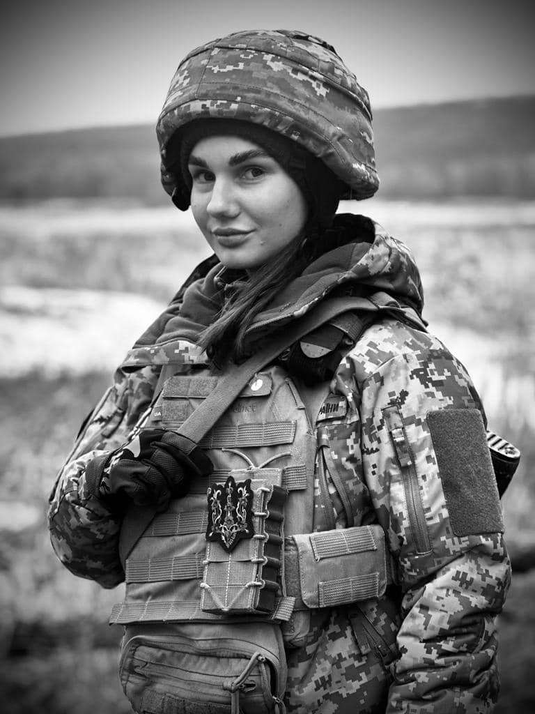 дівчина-боєць десантної бригади