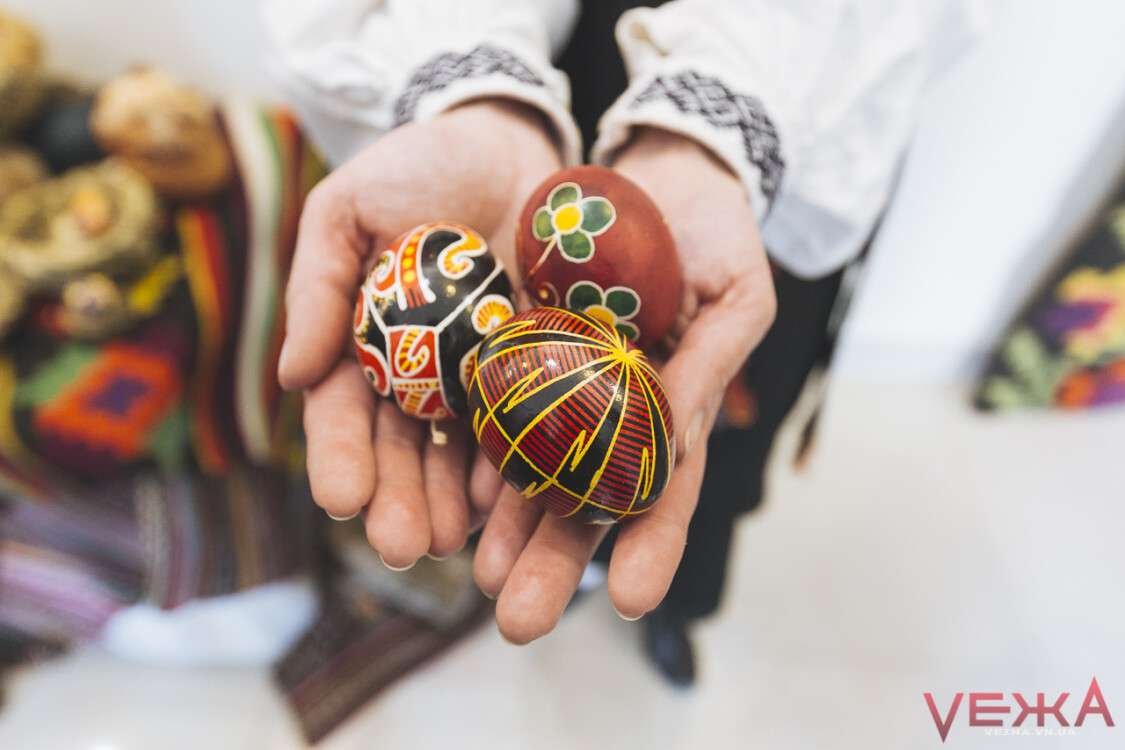 писанки в руках