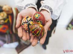 писанки в руках