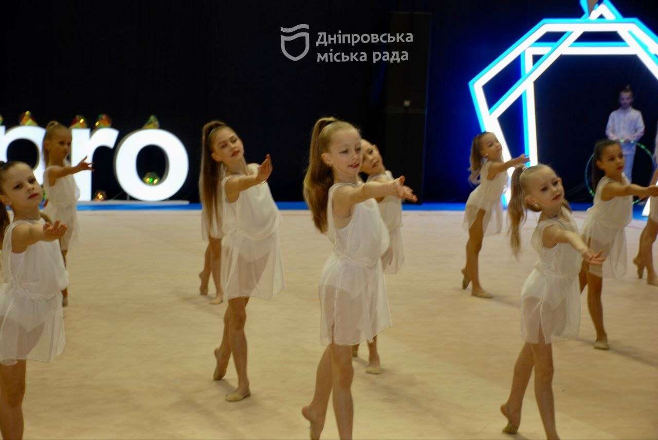 Це найяскравіше спортивне свято за останні 1,5 роки. У Дніпрі пройшлов всеукраїнський турнір з художньої гімнастики (фото)