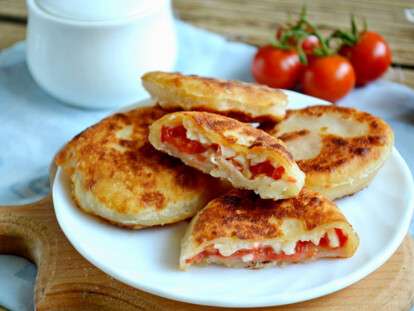 пирожки с сыром и помидорами
