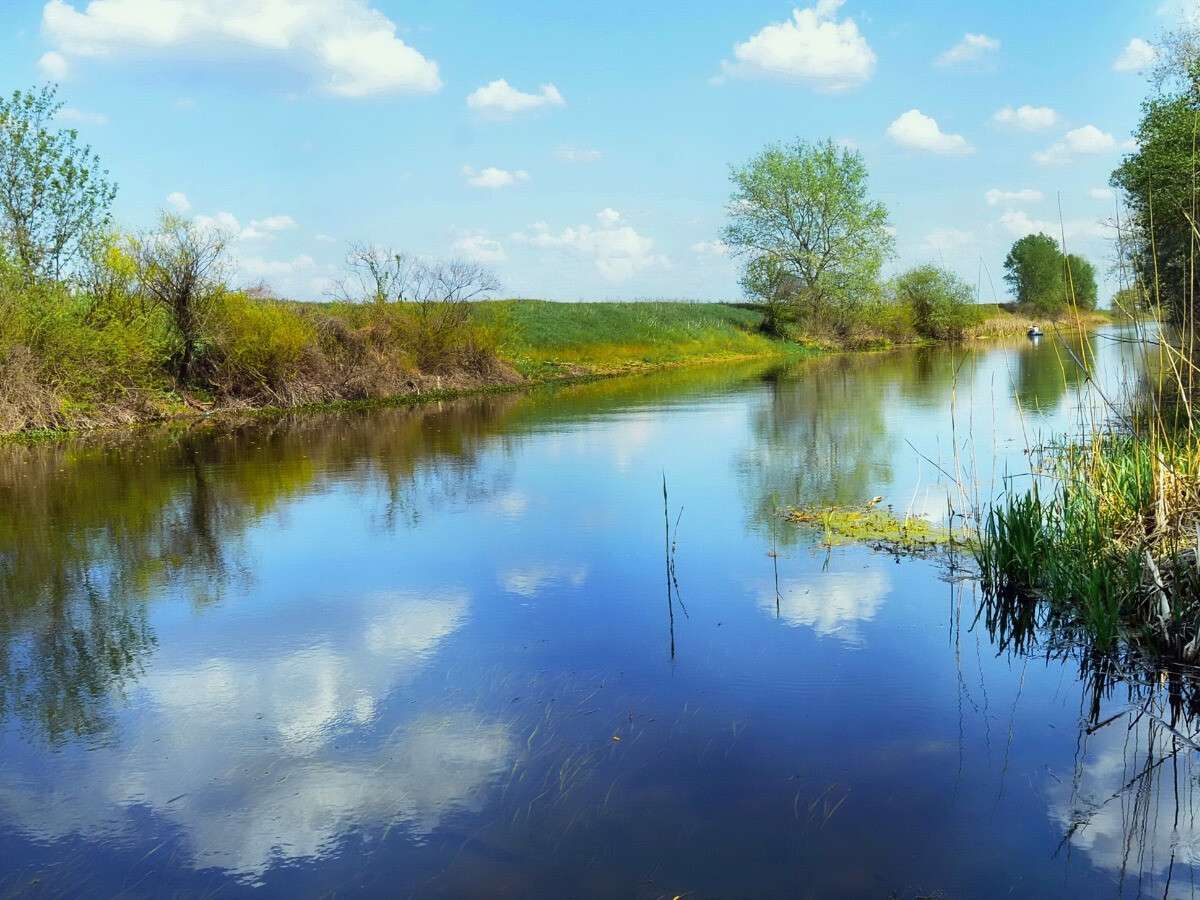 Як у квітні під Дніпром відображає хмари річка Оріль, яку називають ...