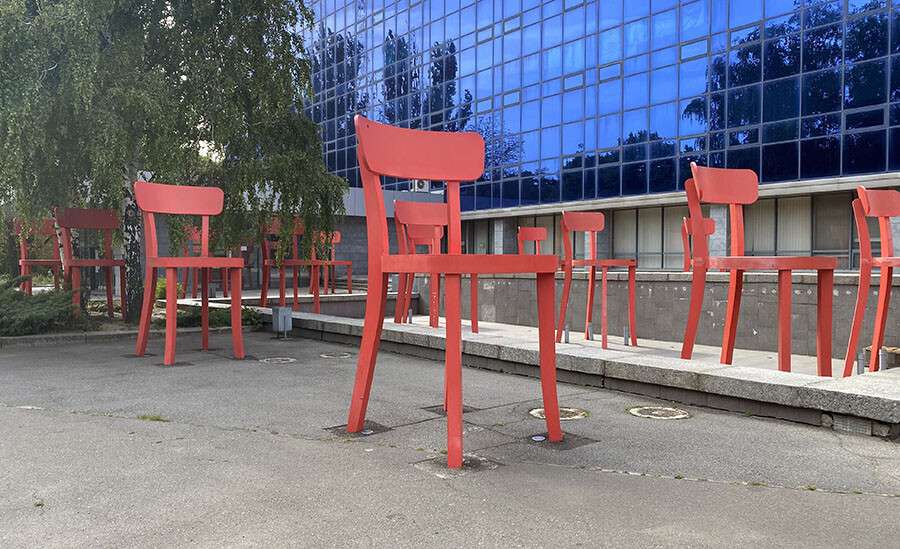 красные стулья 3
