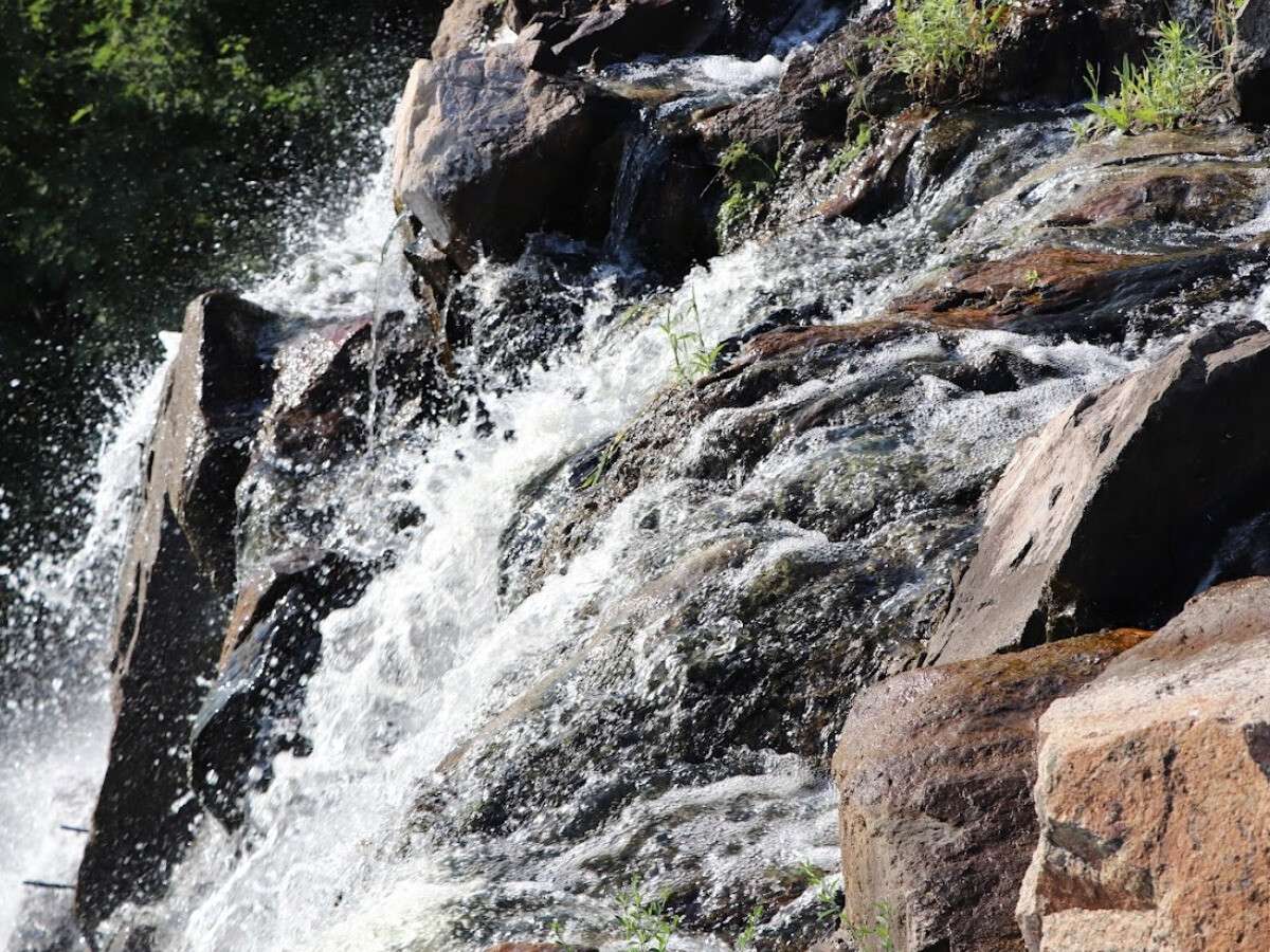 водопад вирує