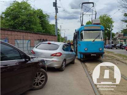 у Дніпрі авто заблокувала рух трамваїв3