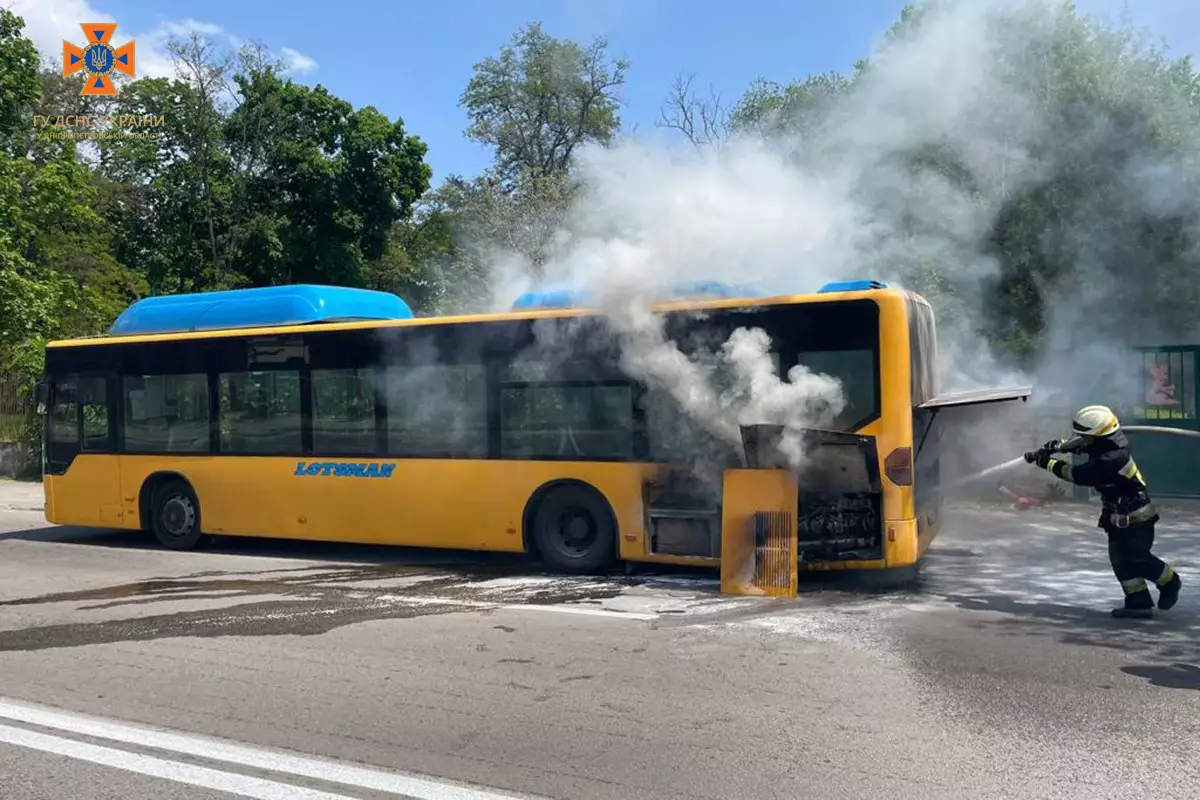 У Дніпрі на ходу загорівся автобус