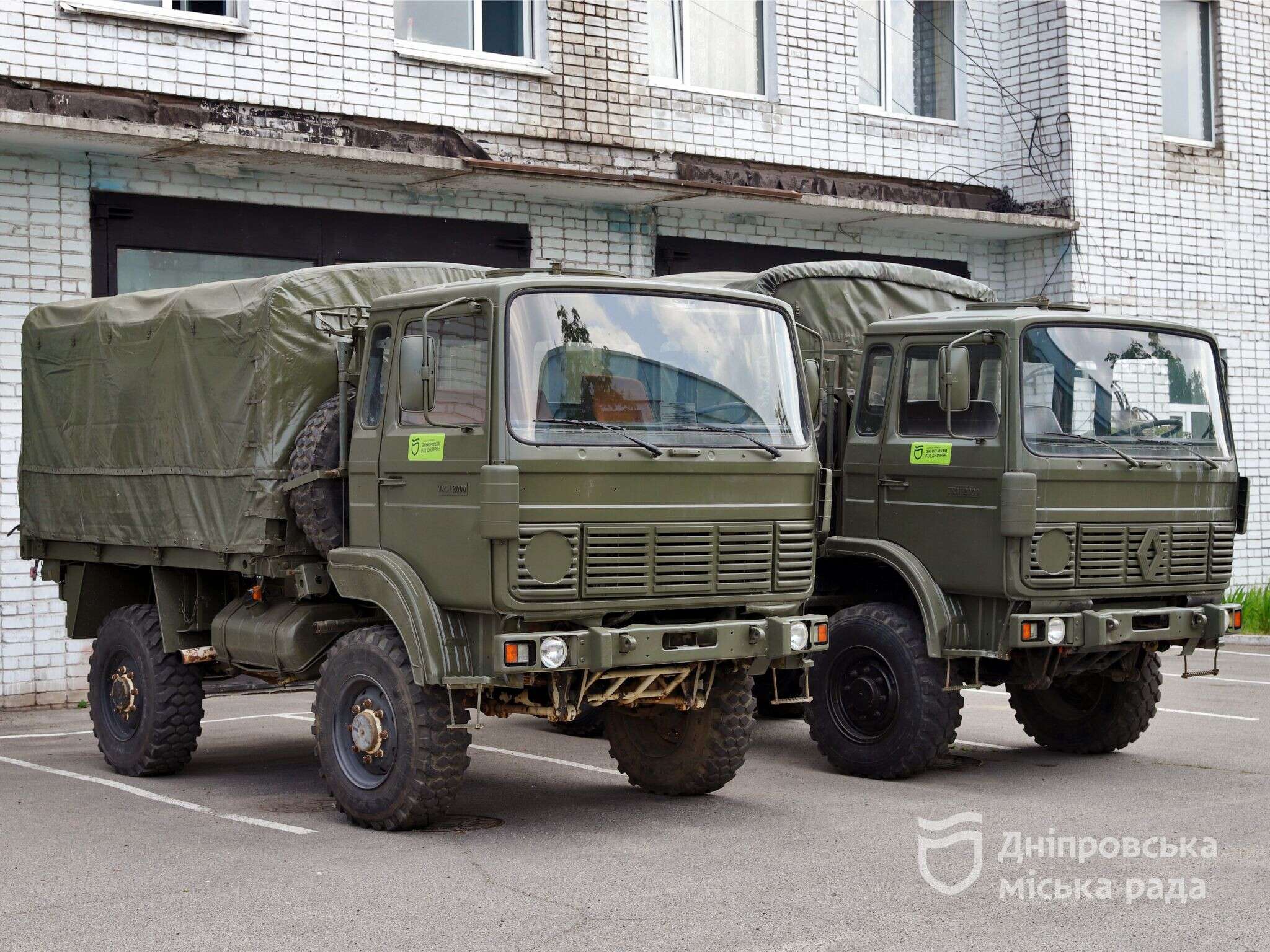 вантажівки