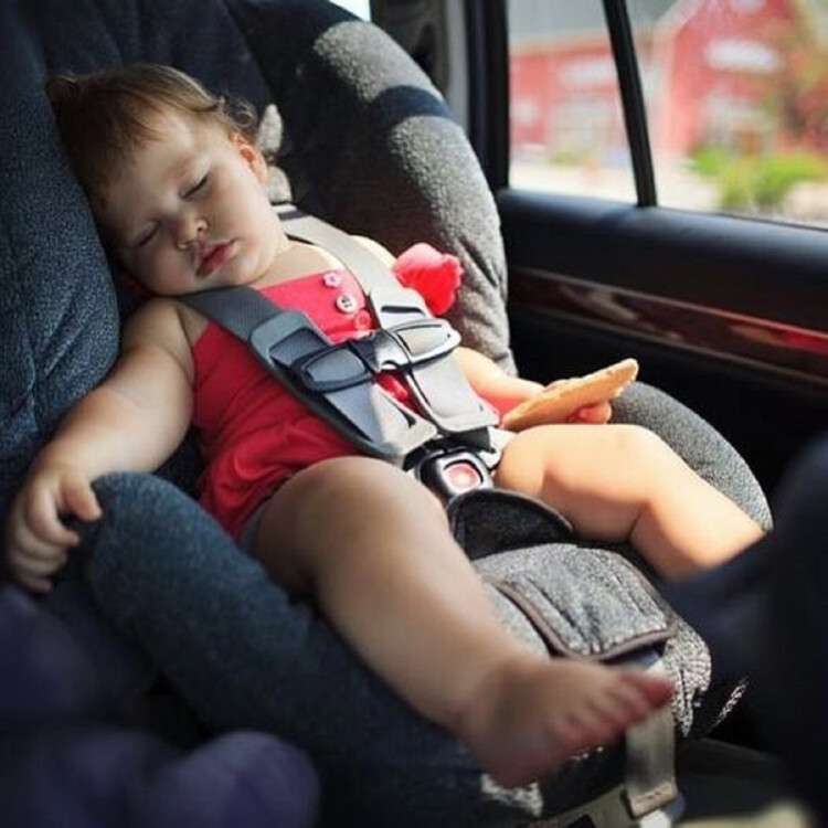 дитина в машині