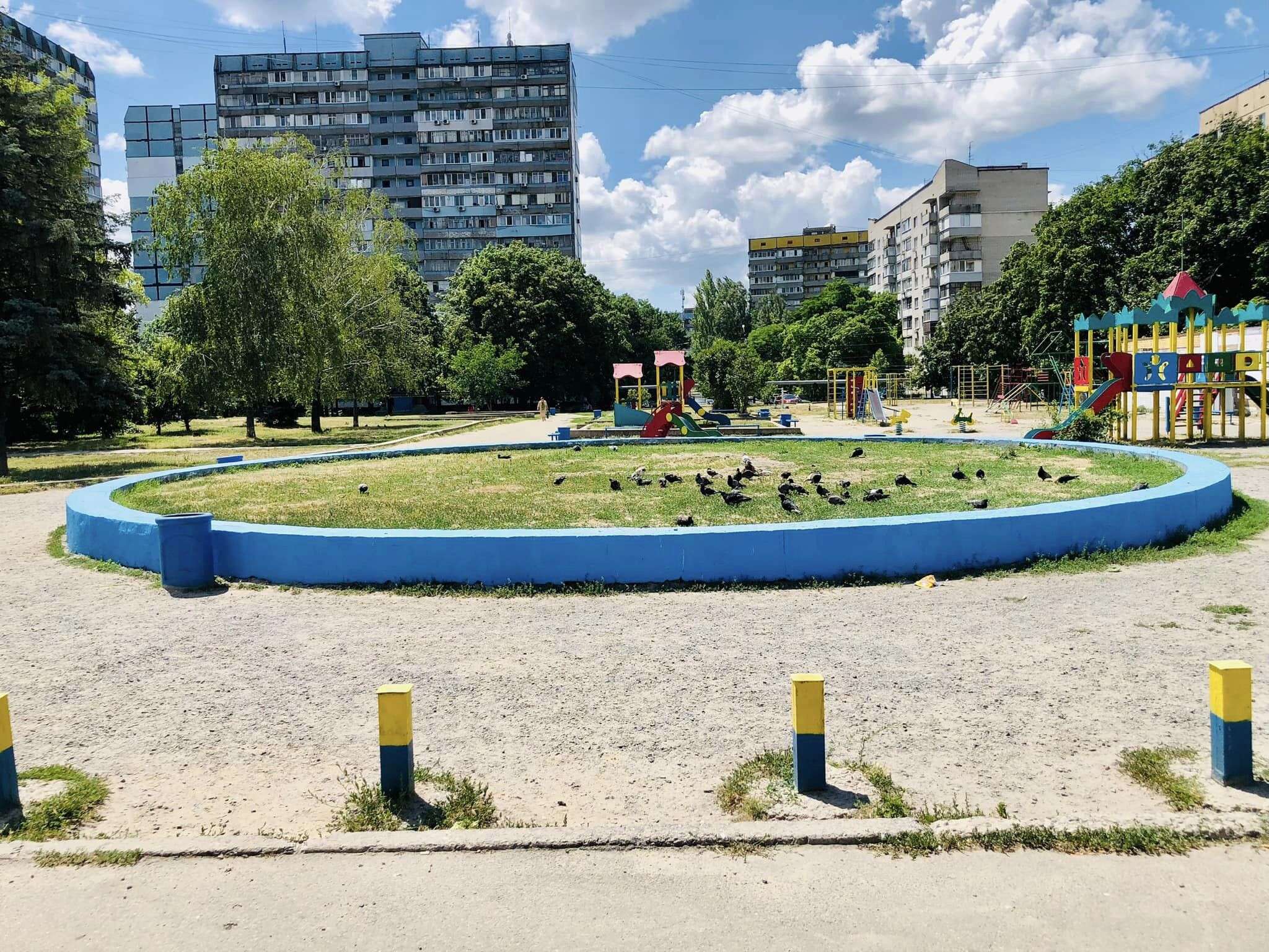 В Днепре на ж/м Тополь украли елочку, которая была символом массива много  лет. Читайте на UKR.NET