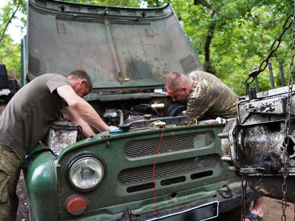 тероборона Дніпра ремонтує двигуни авто прямо у лісі