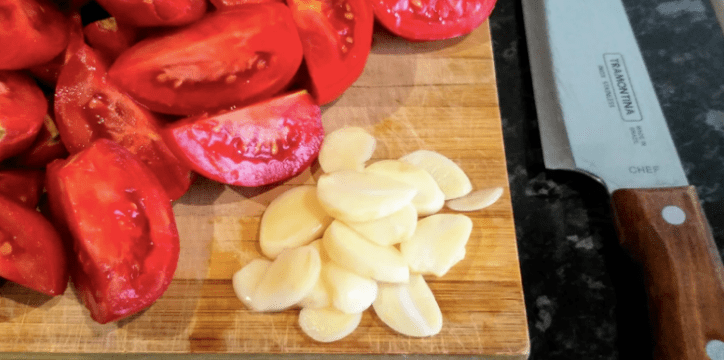 рецепт курячего рулету з помидорами та часником