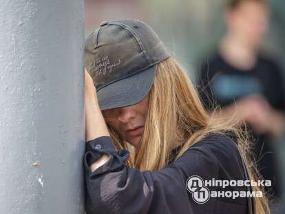 странная блондинка в центре Днепра