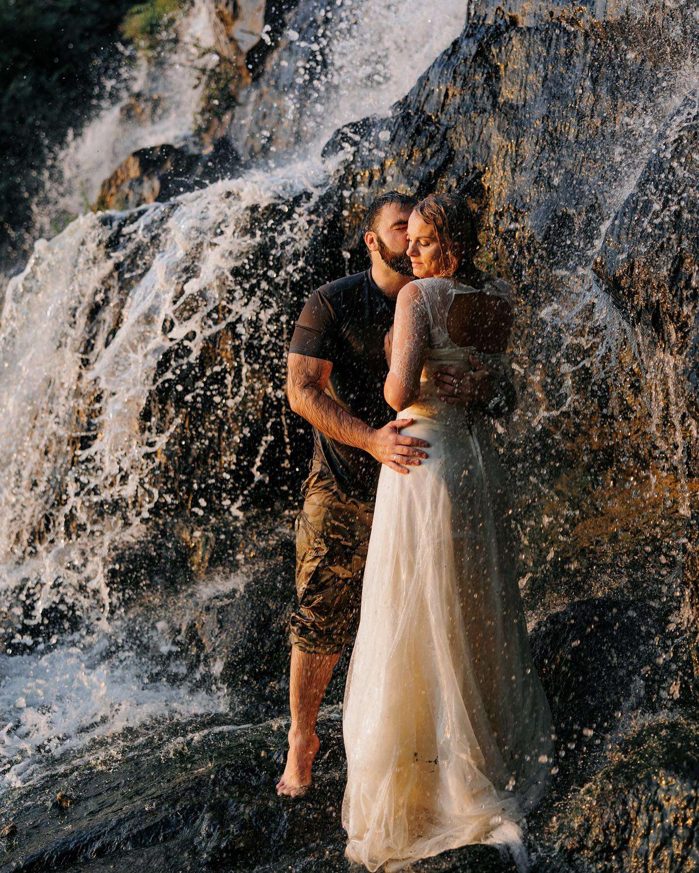 свадьба в водопаде