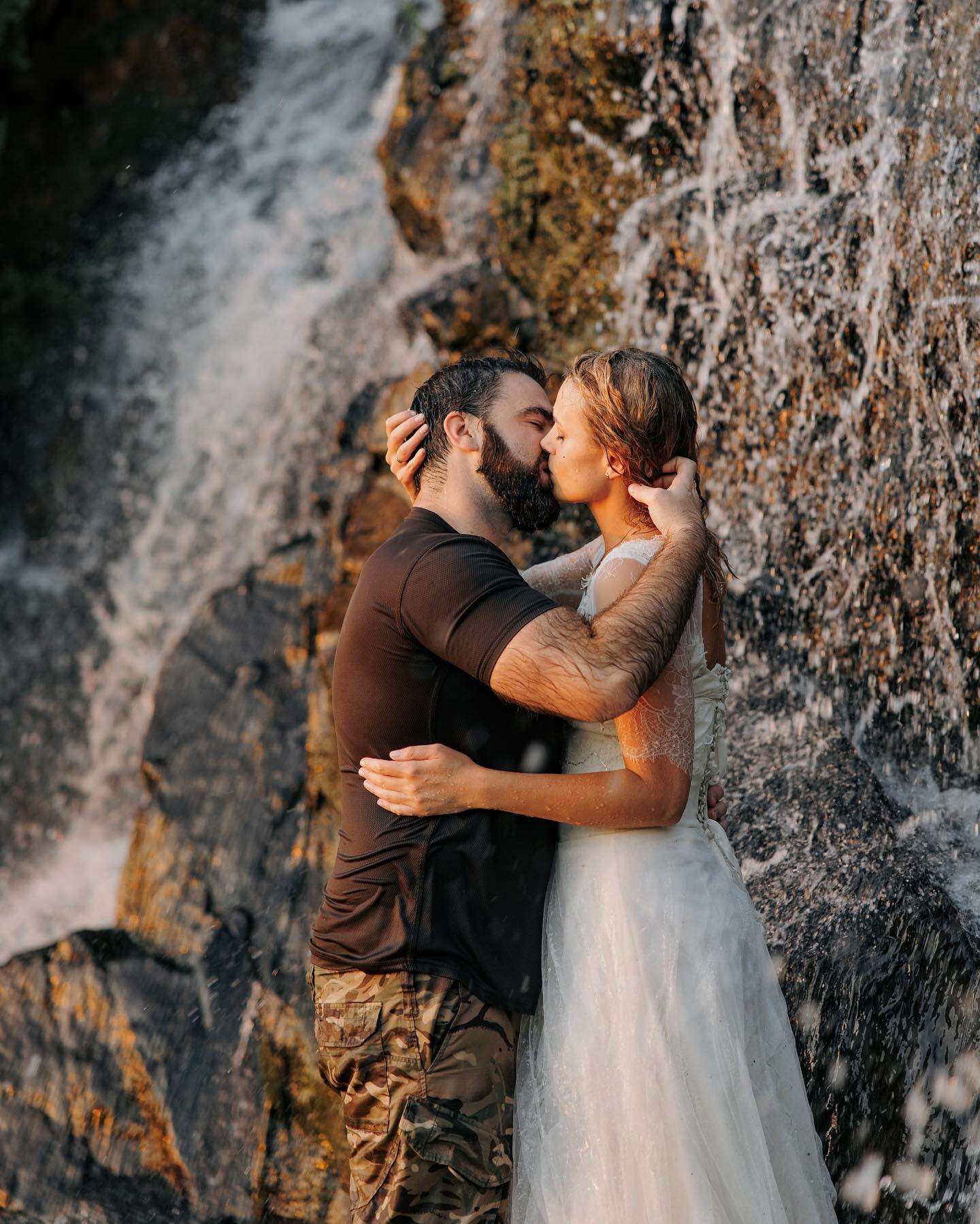 весілля у водоспаді