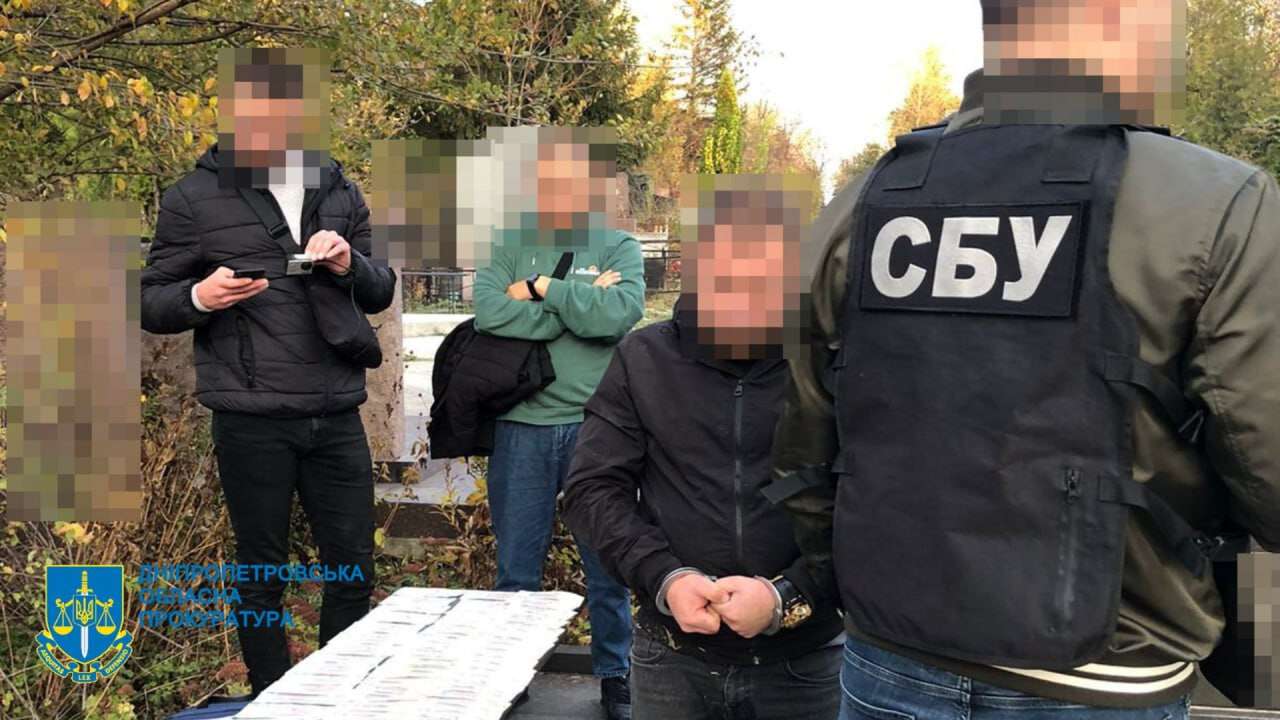 директора Сурсько-Литовського кладовища у Дніпрі затримали на хабарі
