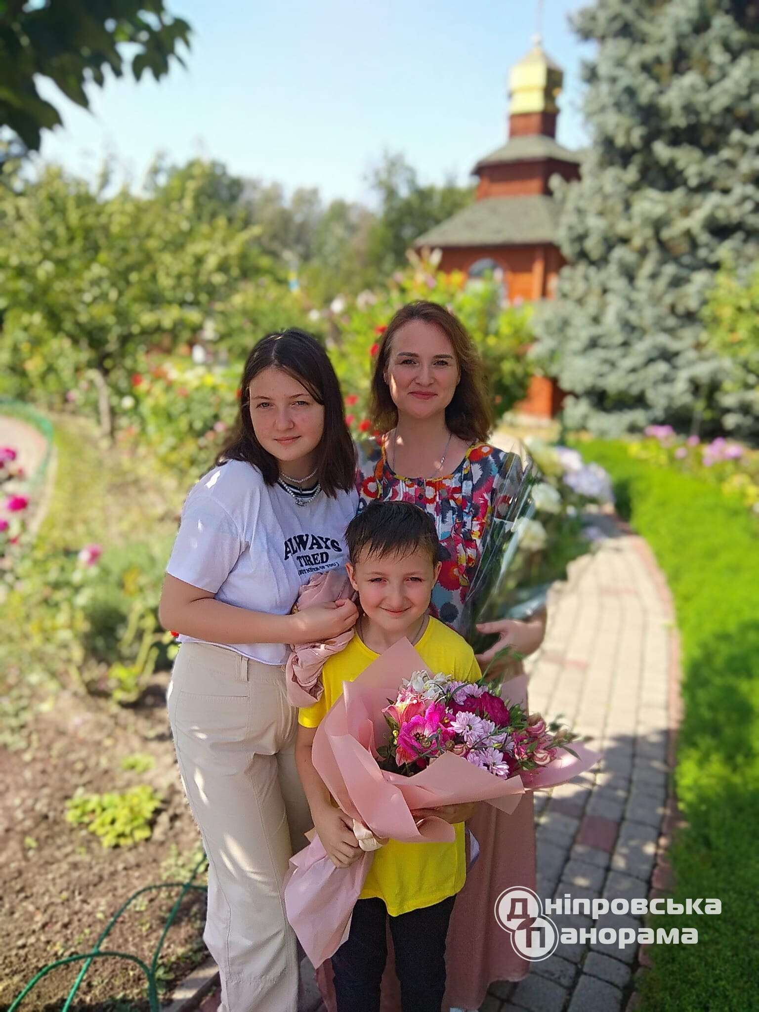 Авторка книги Надія Вольська з донькою та сином