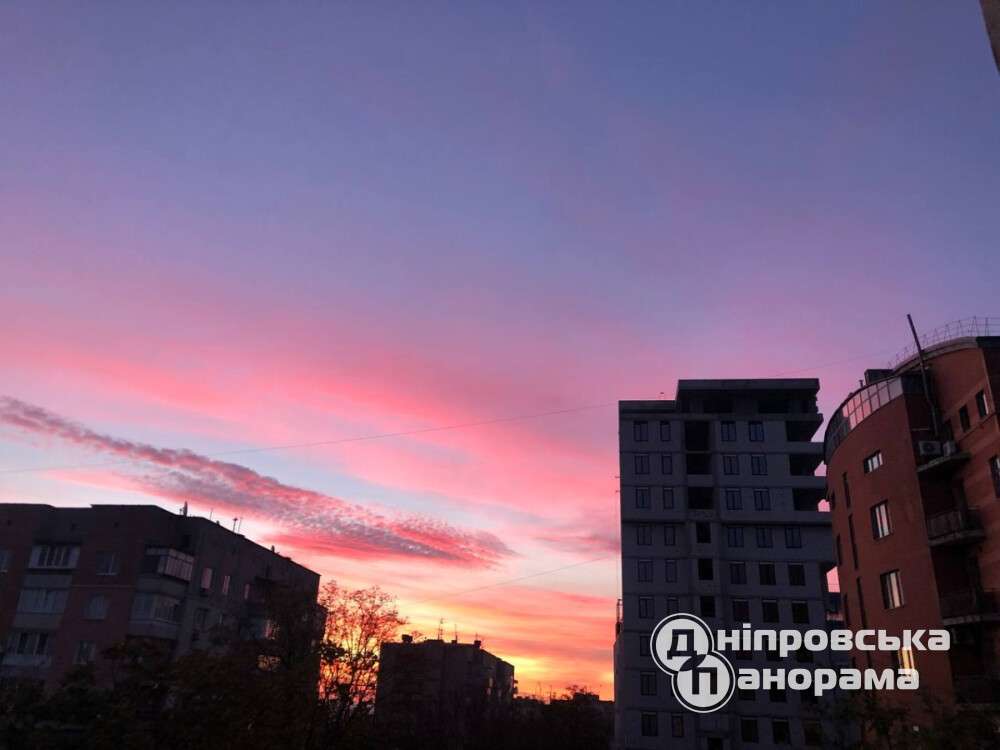 червоний схід сонця над Дніпром