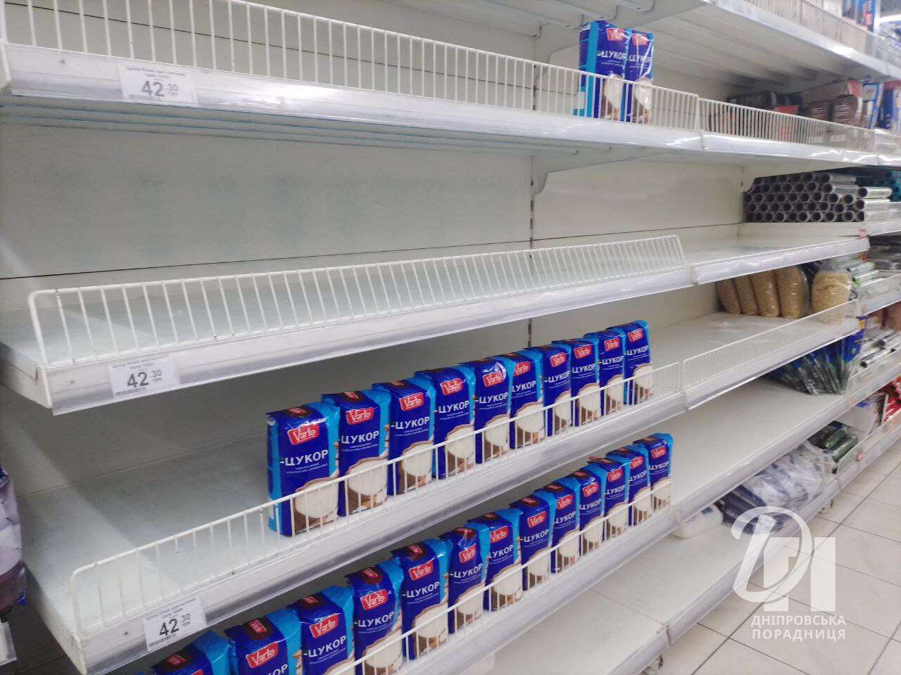 З полиць магазинів Дніпра зникає цукор: купити можна лише дорогий 