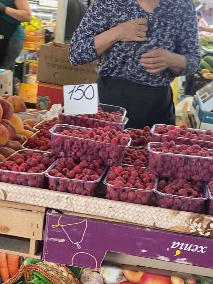 Скільки коштують фрукти та ягоди на Озерці у Дніпрі 