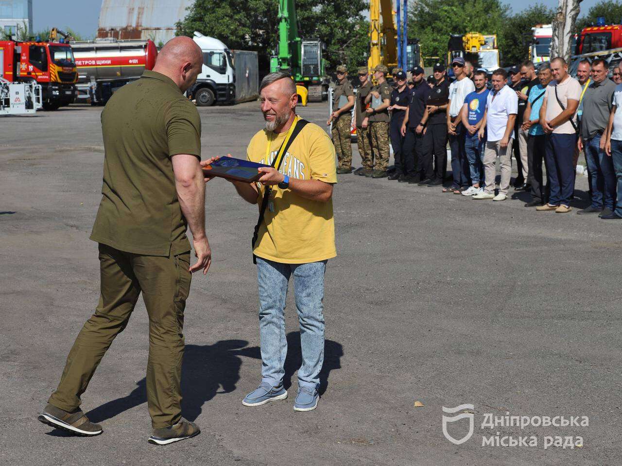 Керівник ДніпроОВА Лисак і мер Філатов нагородили рятувальників, поліцейських, комунальників та лікарів, що працюють над ліквідацією наслідків обстрілів рф