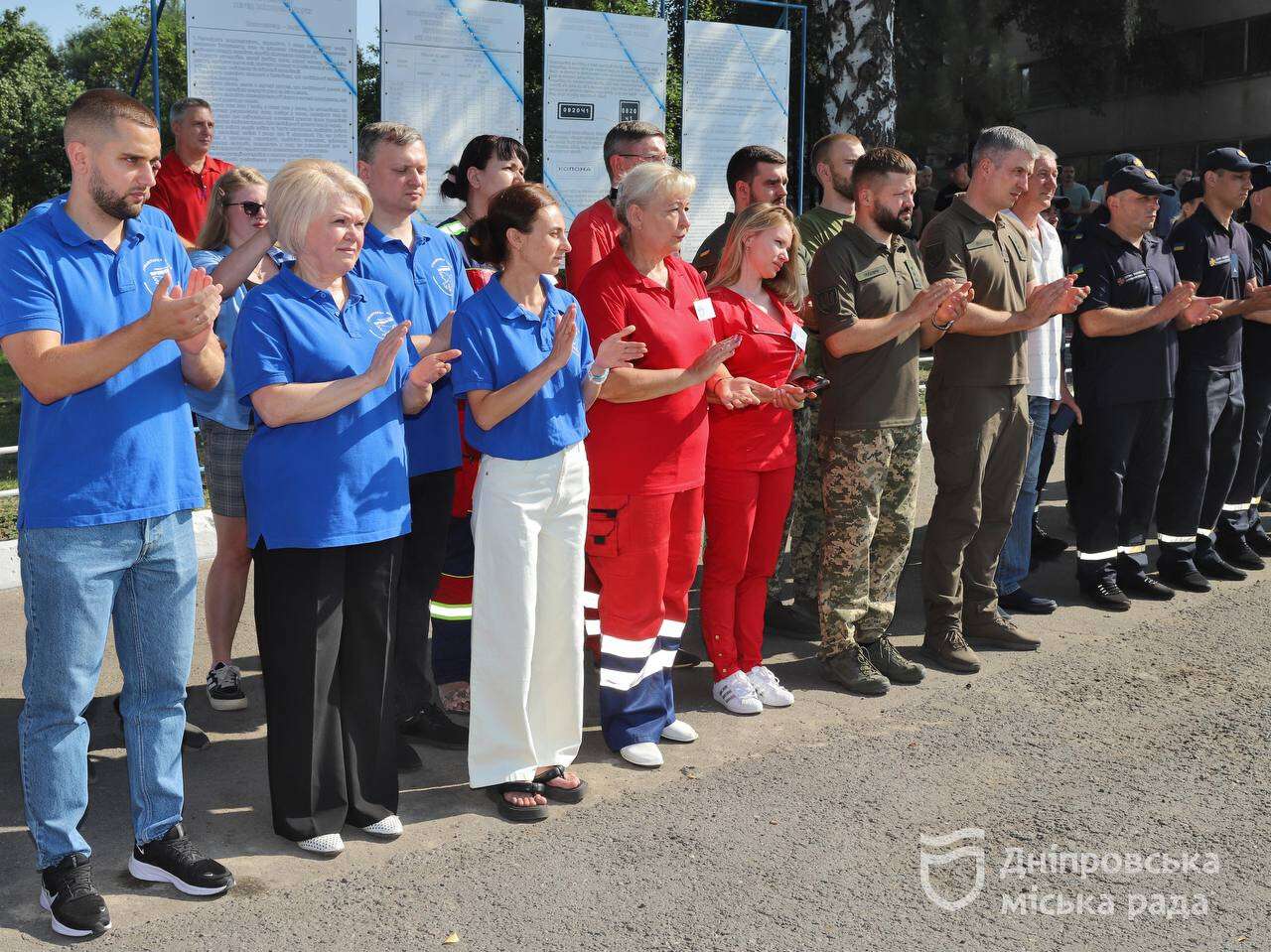 Керівник ДніпроОВА Лисак і мер Філатов нагородили рятувальників, поліцейських, комунальників та лікарів, що працюють над ліквідацією наслідків обстрілів рф