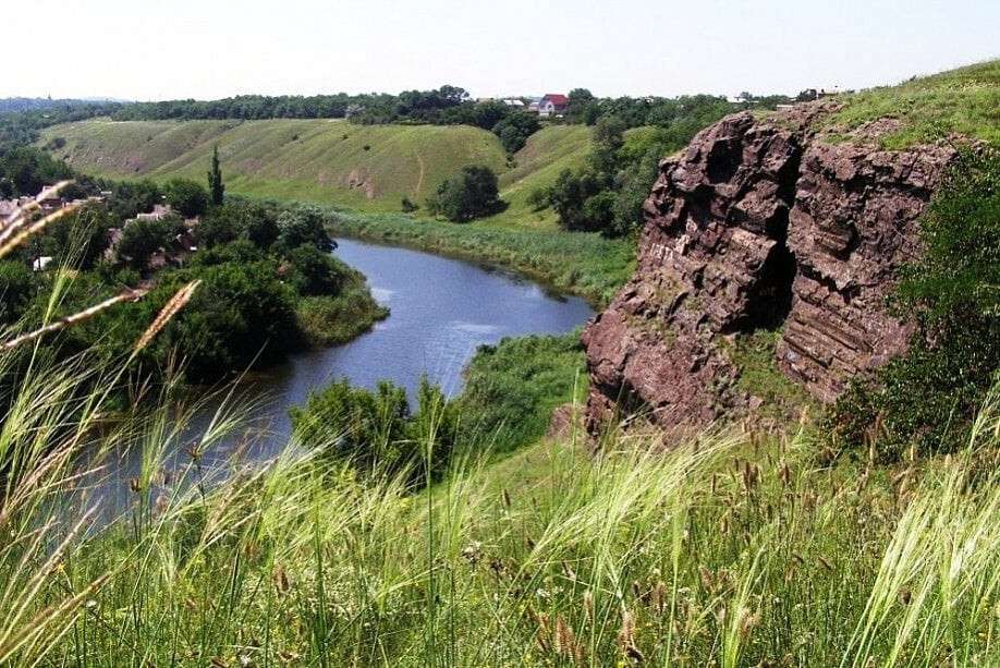 сланцевые скалы Саксагани