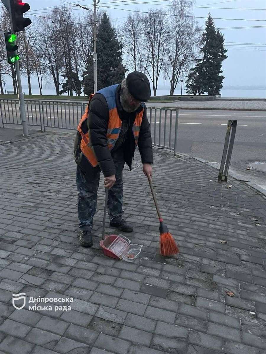 Поки Дніпро святкує, комунальники працюють: місто залишається чистим і 1 січня