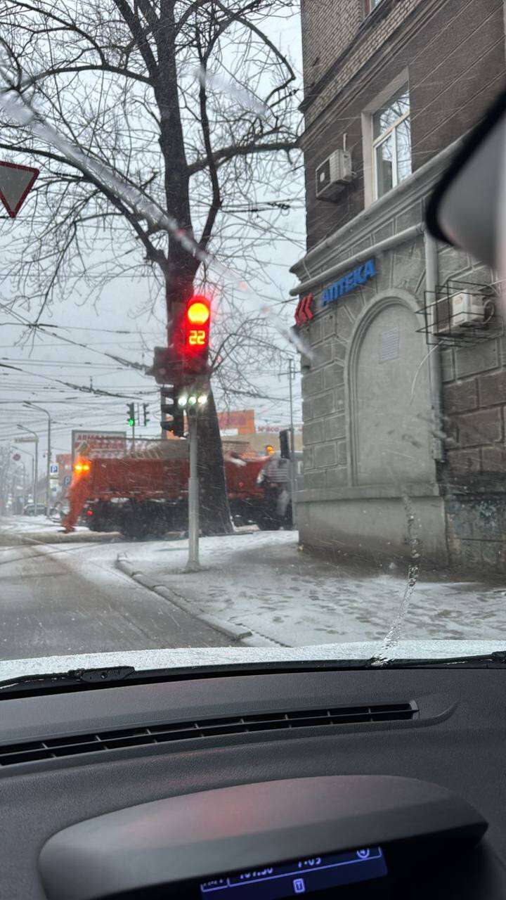 Для безпеки дніпрян просять не виїжджати у місто на власному авто. Працює спецтехніка