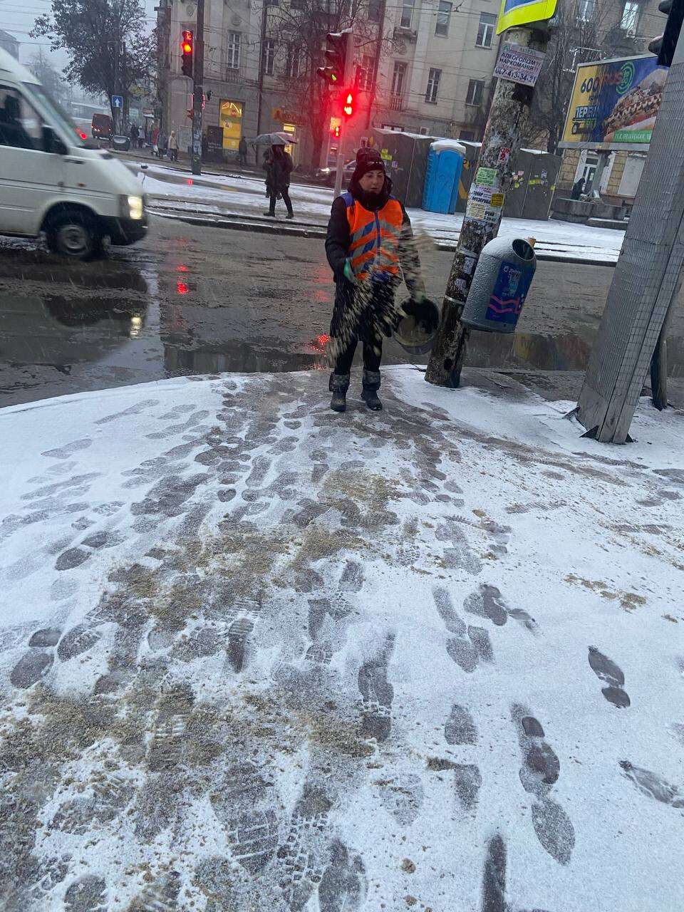 Для безпеки дніпрян просять не виїжджати у місто на власному авто. Працює спецтехніка