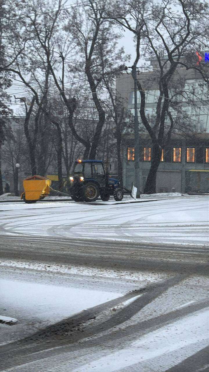 Для безпеки дніпрян просять не виїжджати у місто на власному авто. Працює спецтехніка