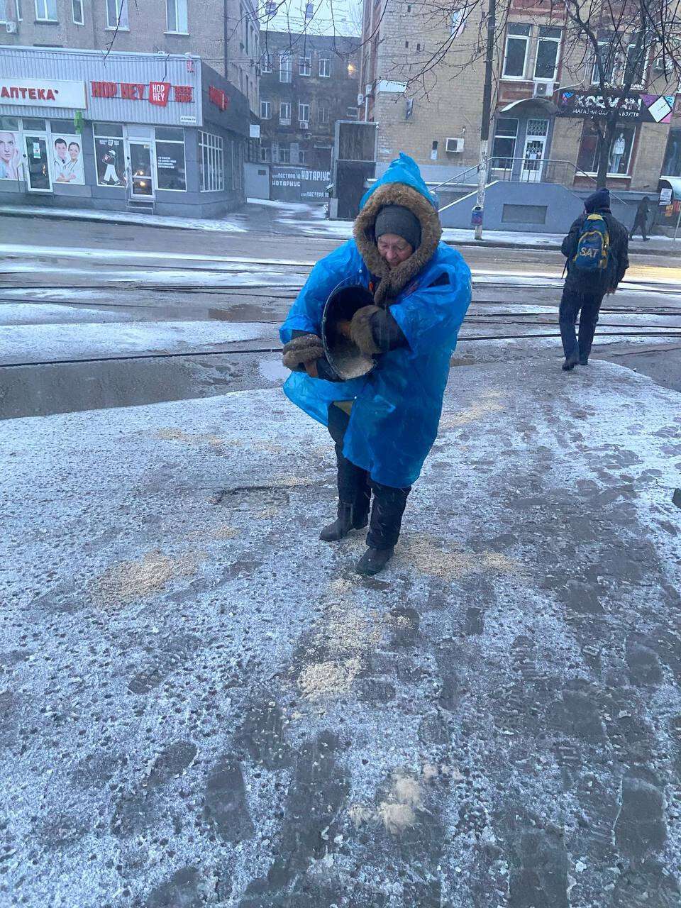 Для безпеки дніпрян просять не виїжджати у місто на власному авто. Працює спецтехніка