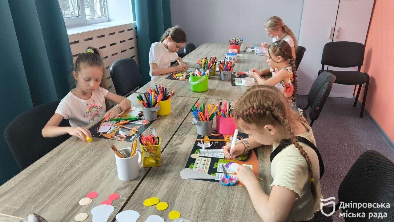 у Дніпрі працюють 16 позашкільних майданчиків з гуртками та укриттями