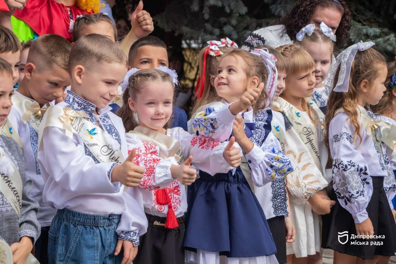 «Це новий та зворушливий етап у нашому житті. Упевнена, що дітям у школі буде цікаво та весело», — мама першокласниць про 1 вересня у Дніпрі