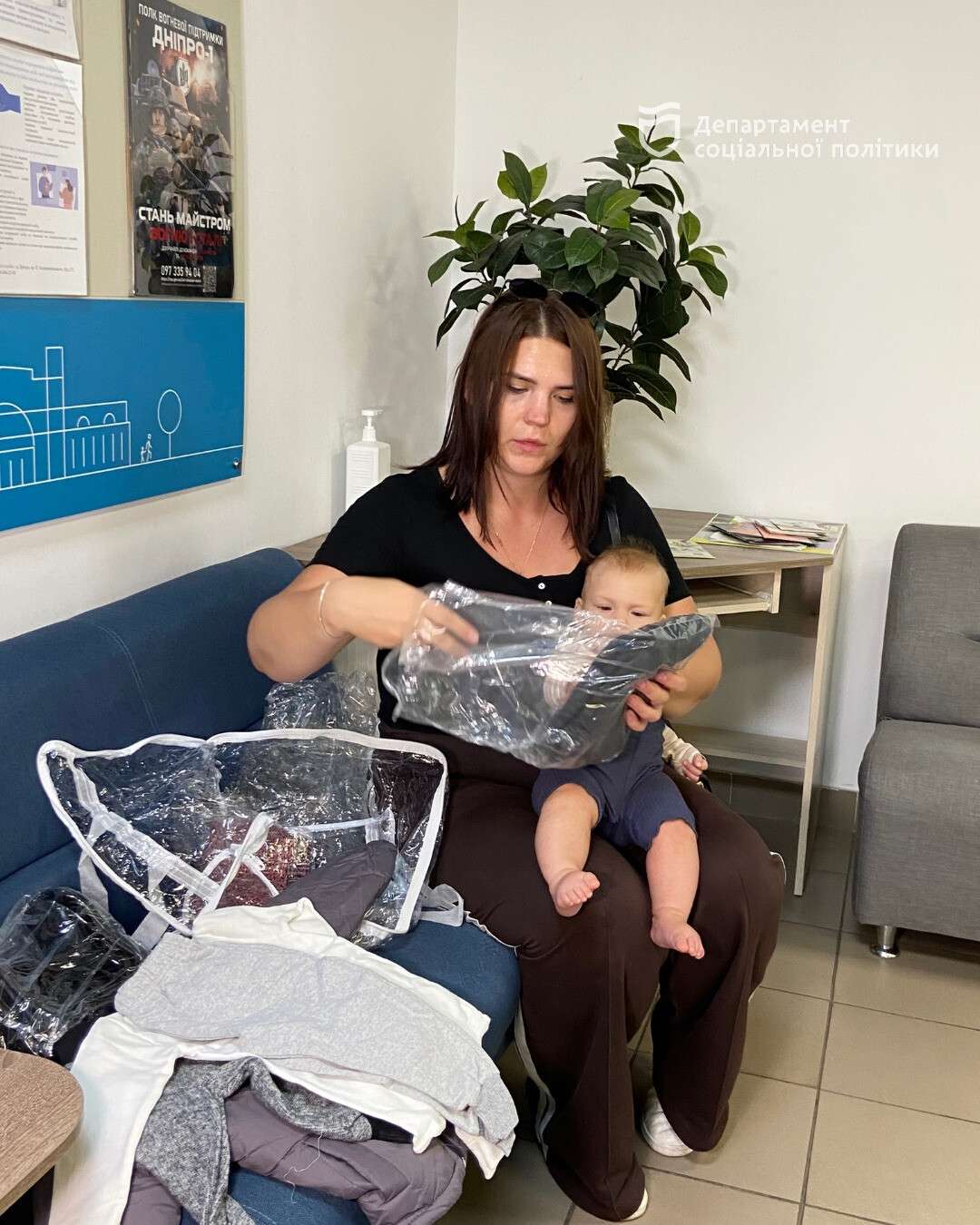 В Днепре переселенцы получают бесплатную детскую одежду