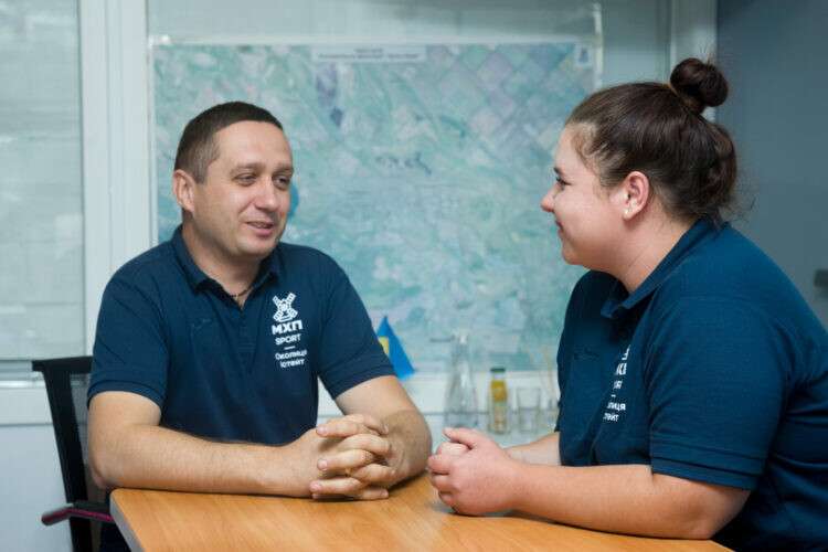 Поле як покликання: 18-річна трактористка Даша Яценко доводить силу жінок в аграрній сфері
