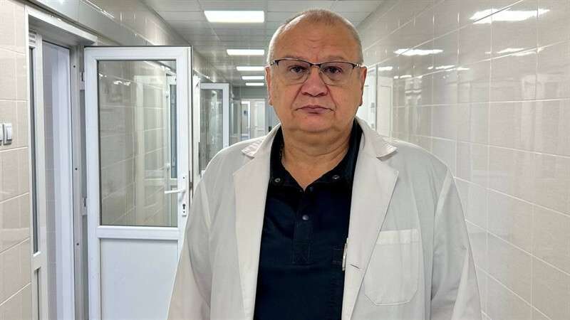 врач