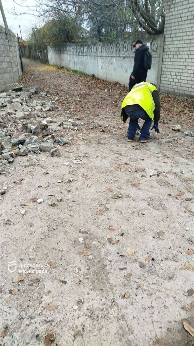 80 тонн уламків і затягнуті вікна: як комунальники Дніпра ліквідують наслідки вечірнього обстрілу