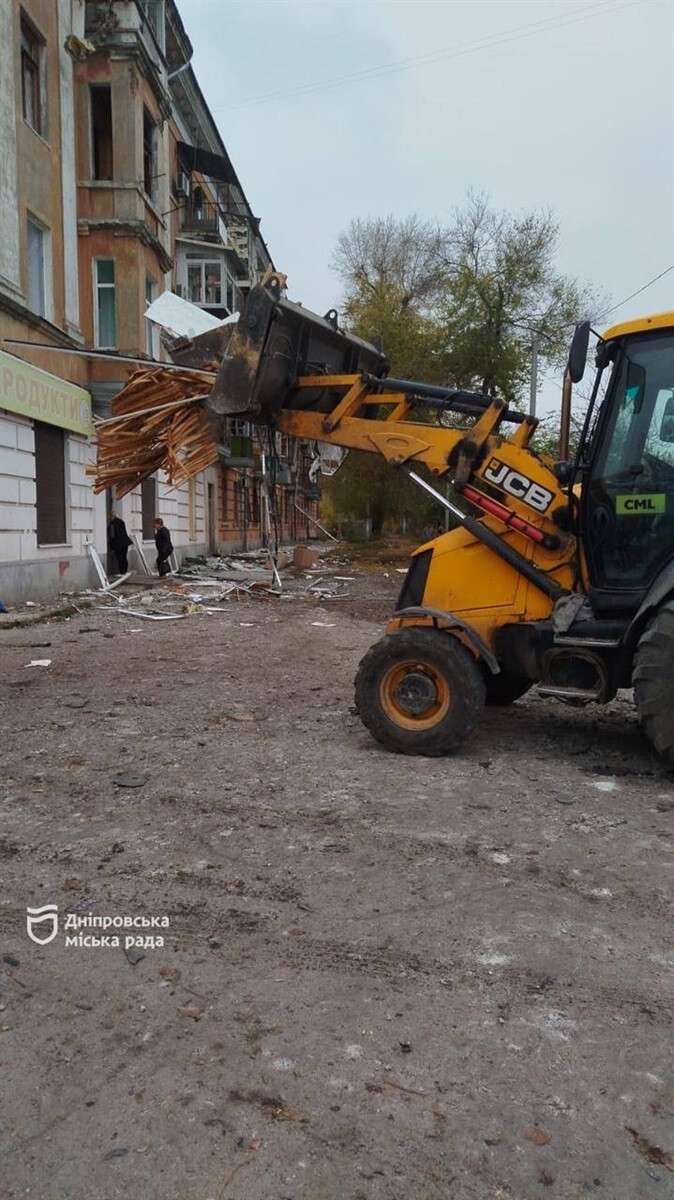 80 тонн уламків і затягнуті вікна: як комунальники Дніпра ліквідують наслідки вечірнього обстрілу
