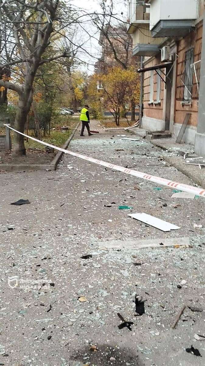 80 тонн уламків і затягнуті вікна: як комунальники Дніпра ліквідують наслідки вечірнього обстрілу