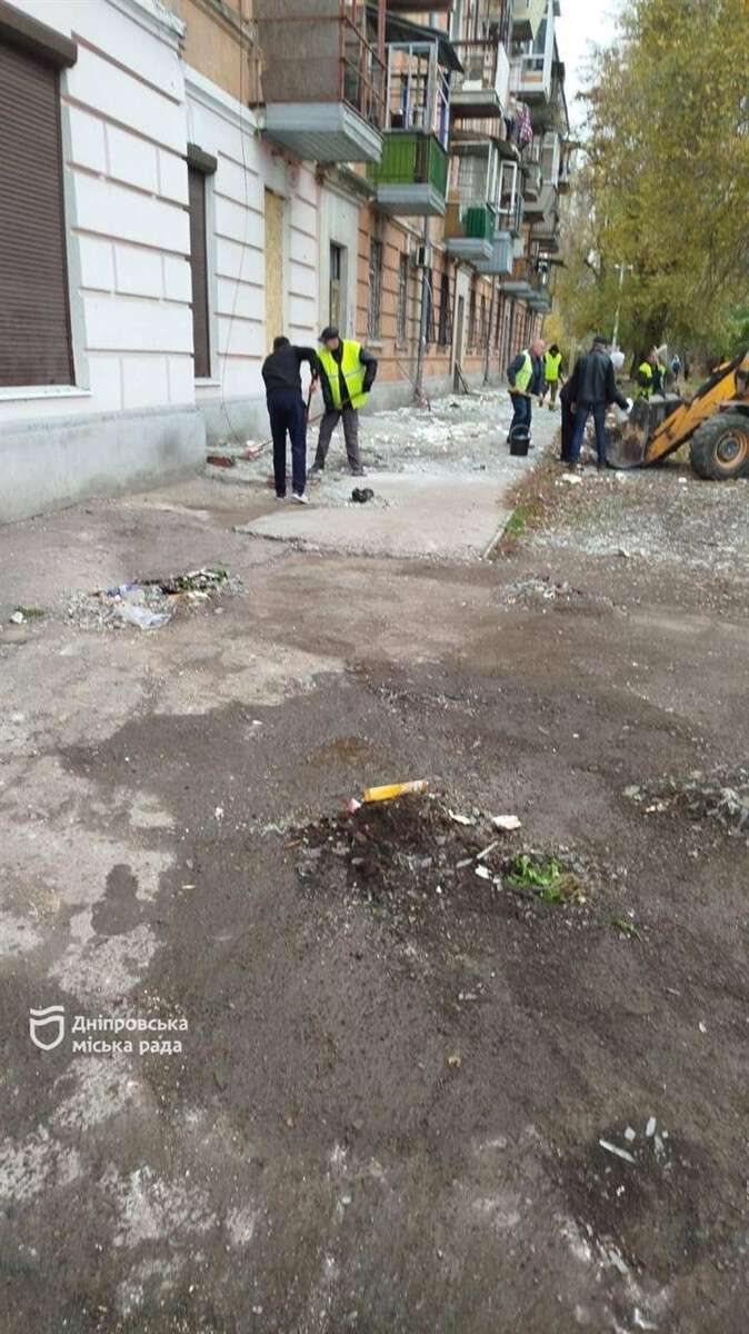 80 тонн уламків і затягнуті вікна: як комунальники Дніпра ліквідують наслідки вечірнього обстрілу
