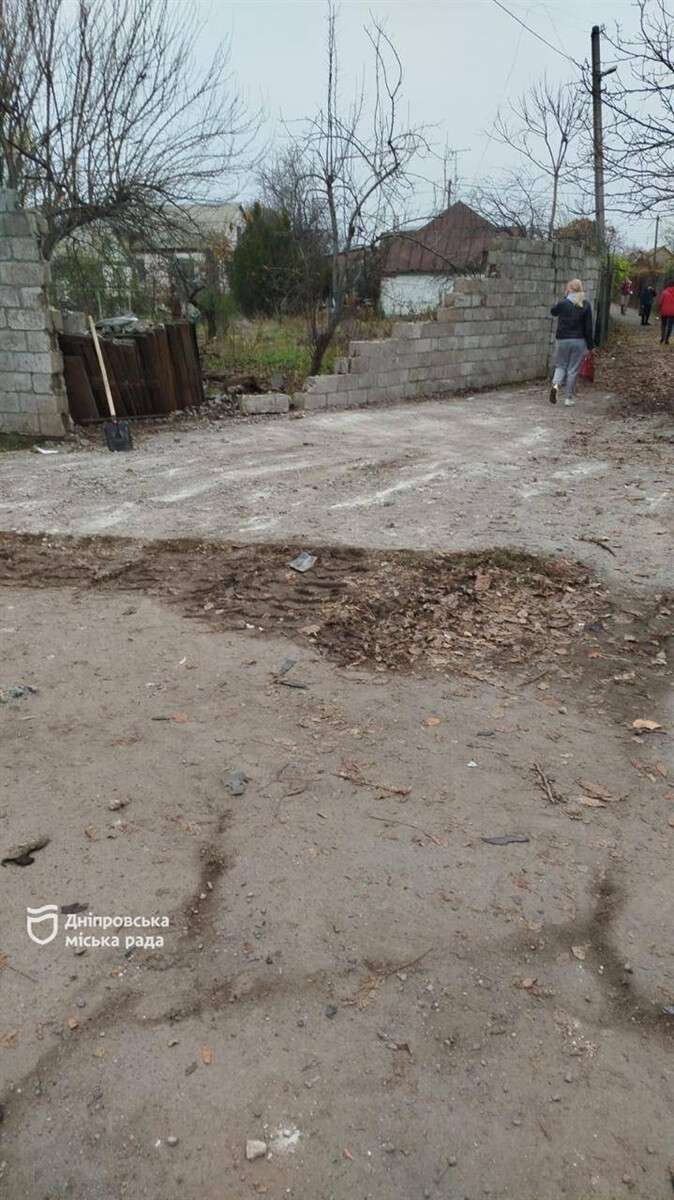 80 тонн уламків і затягнуті вікна: як комунальники Дніпра ліквідують наслідки вечірнього обстрілу