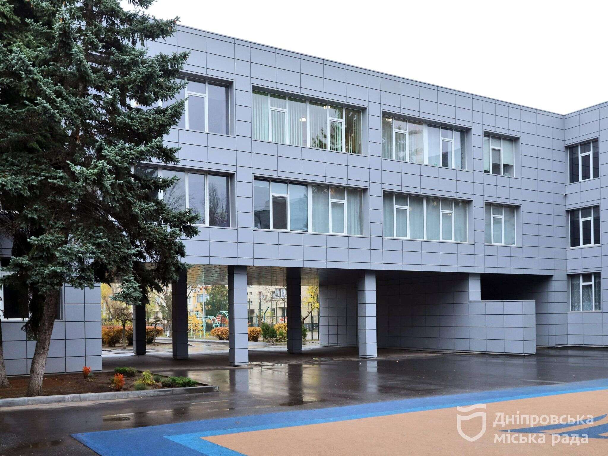 Комфорт і заощадження попри війну: Як Дніпро системно утеплює лікарні та школи