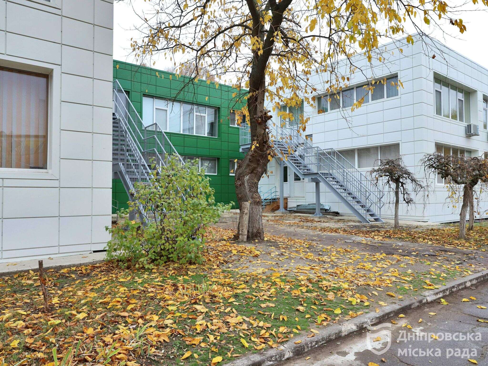 Комфорт і заощадження попри війну: Як Дніпро системно утеплює лікарні та школи