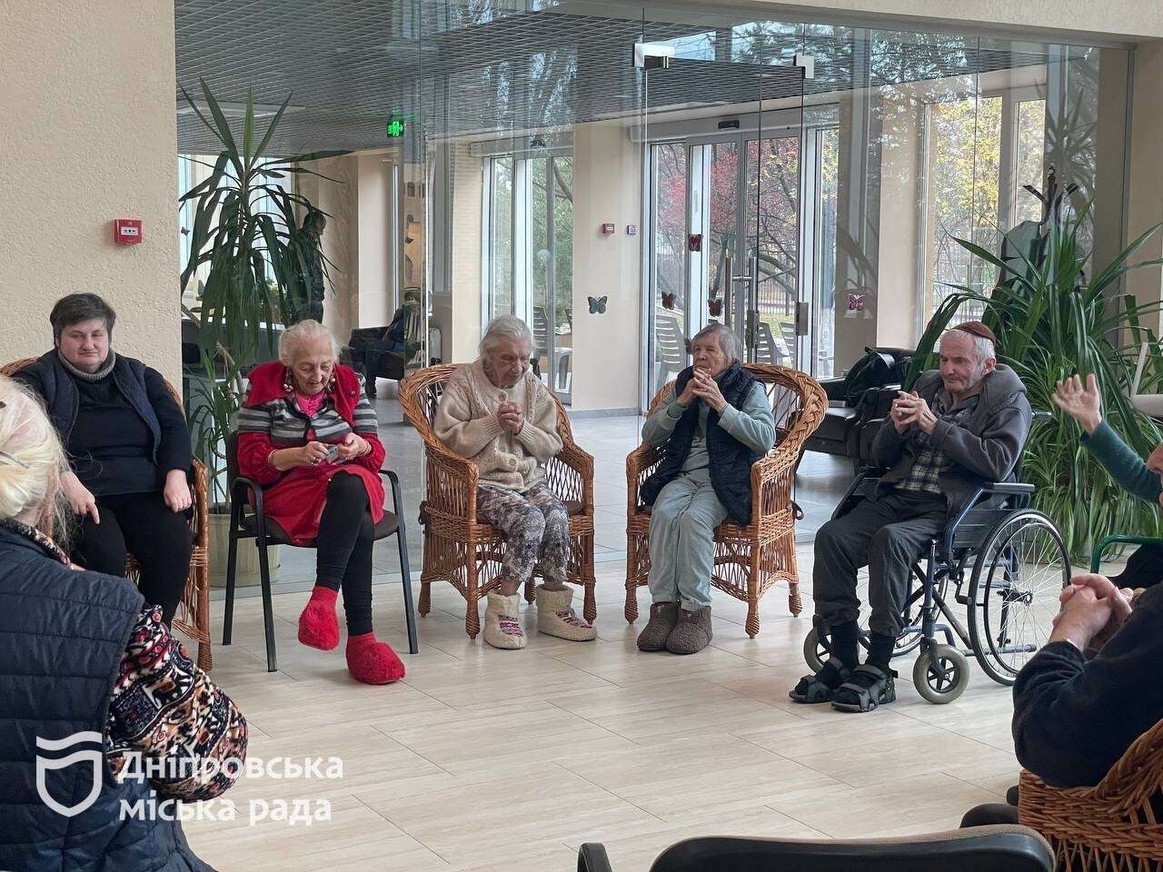 Безкоштовне проживання та повний догляд: як у Дніпрі працює центр для самотніх літніх людей та ВПО